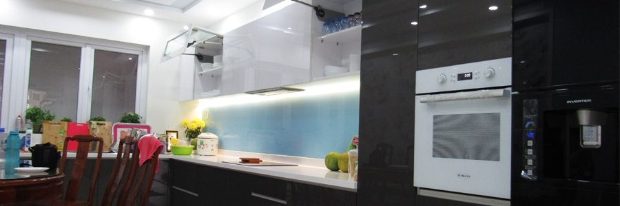 Thi công tủ bếp Acrylic nhà chị Trang – quận 6